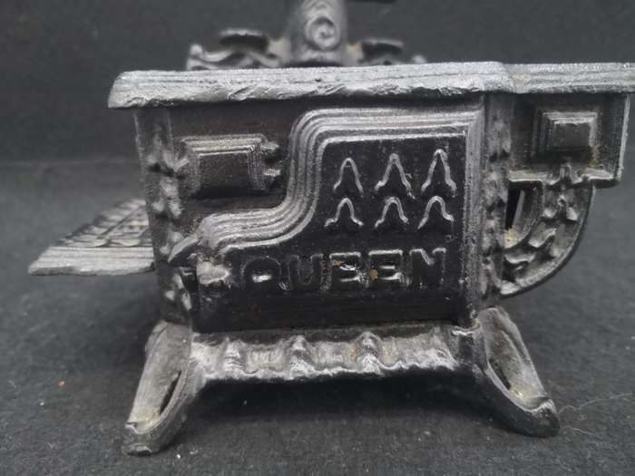 Cast iron Queen salesman sample stove