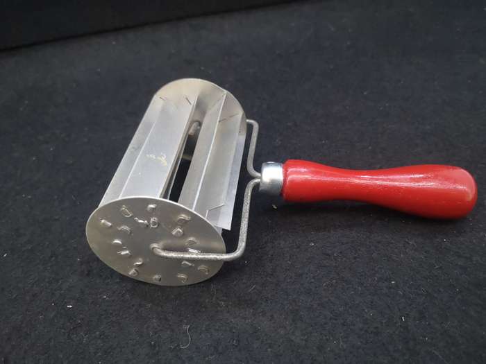 Koeksuster cutter red wooden handle
