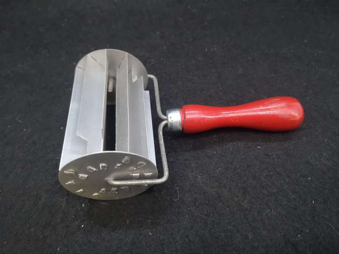 Koeksuster cutter red wooden handle