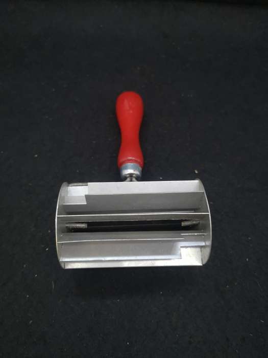 Koeksuster cutter red wooden handle