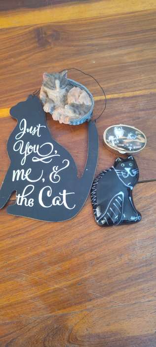 Lot of 5 cat ornaments (includes a vintage pill box)