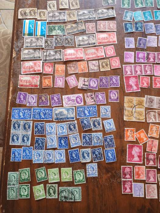 Massive lot of 400+ vintage Great Britain stamps
