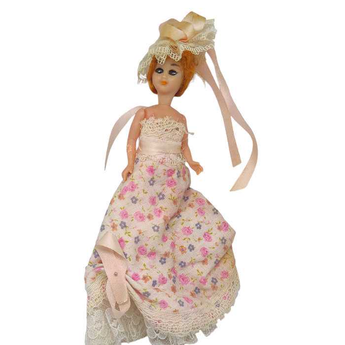 Vintage souvenir doll with sleep eyes