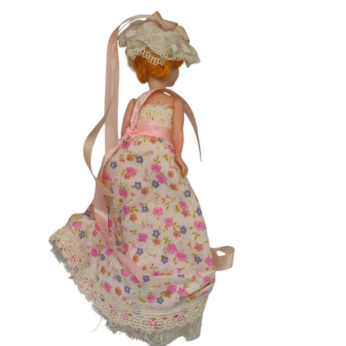 Vintage souvenir doll with sleep eyes
