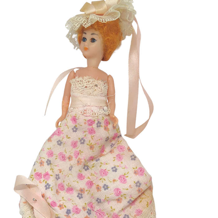 Vintage souvenir doll with sleep eyes