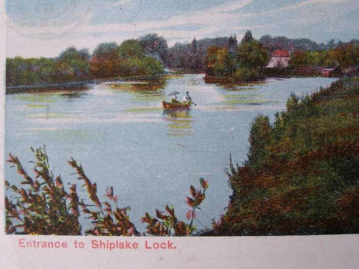 Vintage British POSTCARD - Entrance to Shiplake Lock 1907