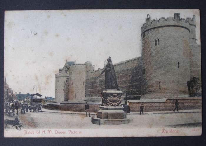 Antique British POSTCARD - Statue of H.M. Queen Victoria at Windsor, 1908