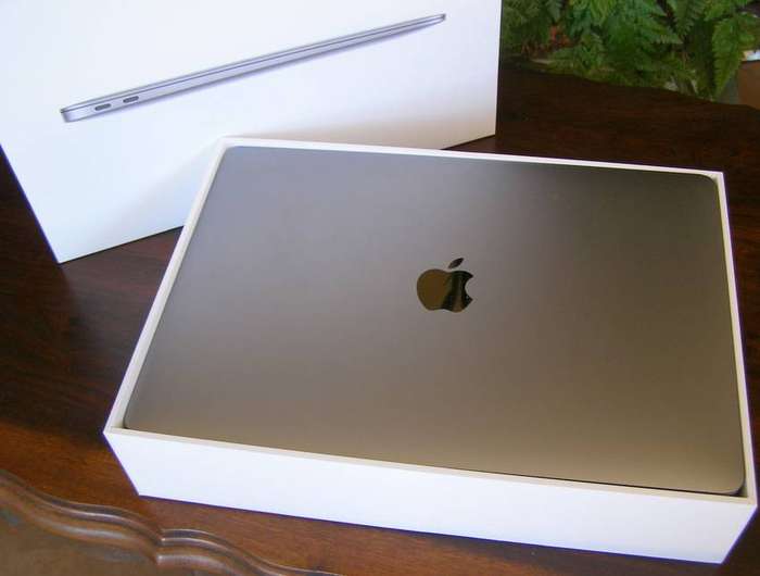 APPLE MACBOOK AIR 13-INCH, M1 CHIP 7-CORE GPU 256GB, as new, opened but not used