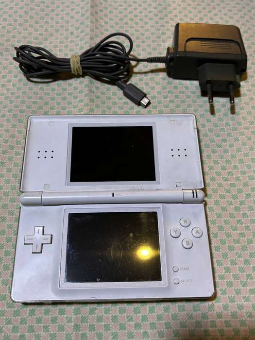 white Nintendo DS Lite with charger, stylus & free game