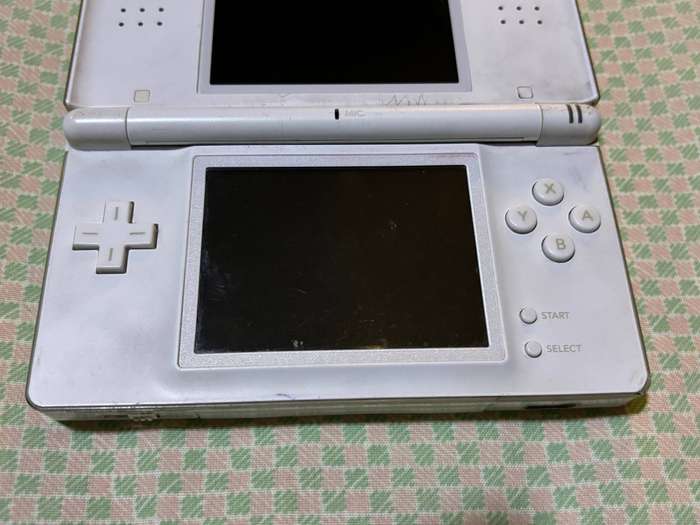 white Nintendo DS Lite with charger, stylus & free game