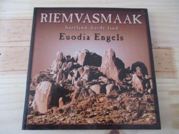 GETEKEN. RIEMVASMAAK  hartland, harde land  Euodia Engels