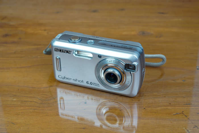 Sony Cybershot DSC-S600 digital compact camera *CCD sensor**
