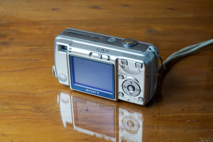 Sony Cybershot DSC-S600 digital compact camera *CCD sensor**