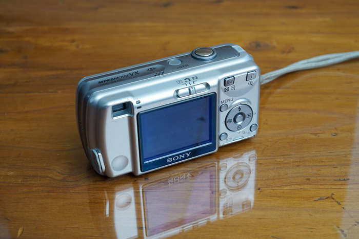 Sony Cybershot DSC-S600 digital compact camera *CCD sensor**