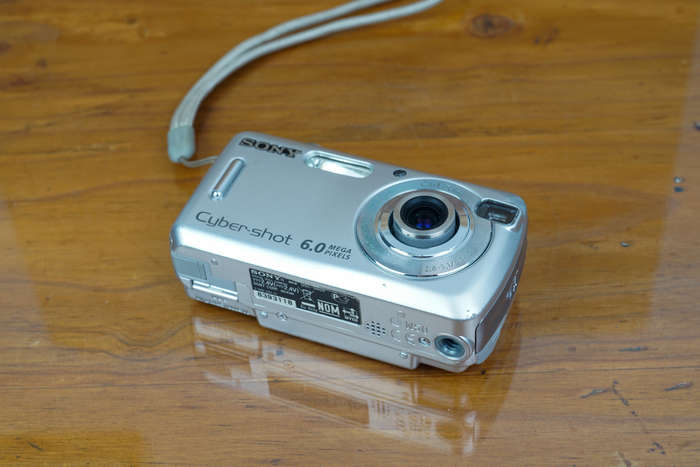 Sony Cybershot DSC-S600 digital compact camera *CCD sensor**