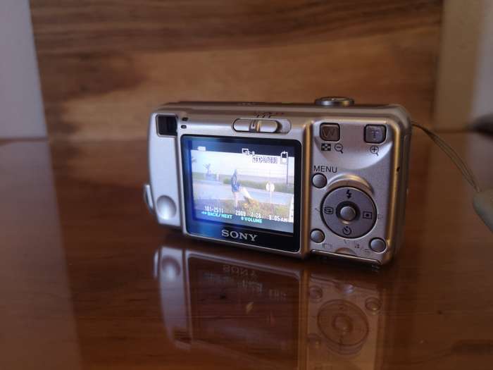 Sony Cybershot DSC-S600 digital compact camera *CCD sensor**