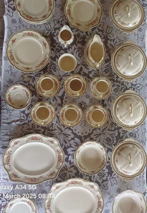 Johnson Bros 44 piece dining set stunning & elegant