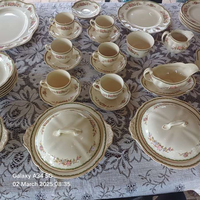 Johnson Bros 44 piece dining set stunning & elegant