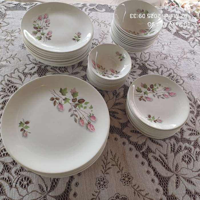 JOHNSON BROS DINNER SET