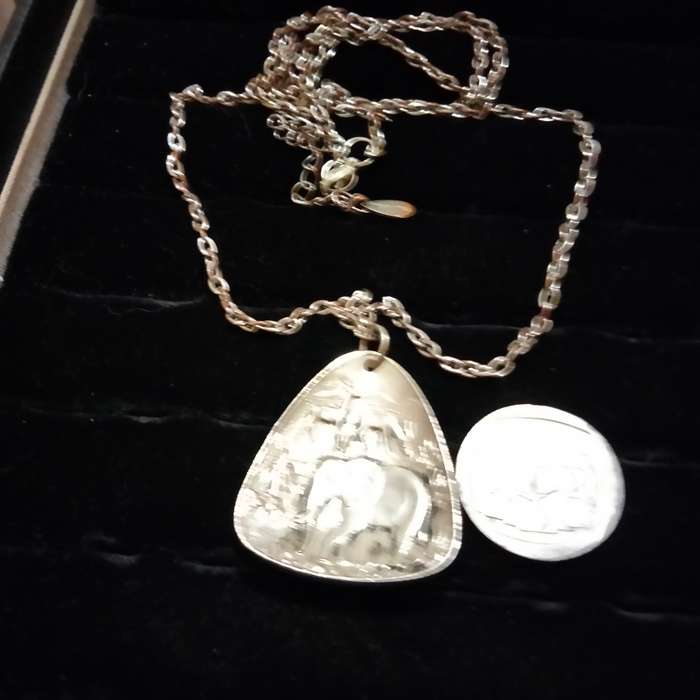 Necklace - Pendant metal Elephant+Giraffe Silver tone+chain-TALLYWELL
