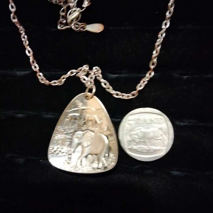 Necklace - Pendant metal Elephant+Giraffe Silver tone+chain-TALLYWELL