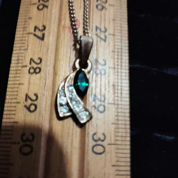 Necklace -SHOOTING STAR Simulated emerald+ crystals Pendant gold tone Delicate chain lobster clasp