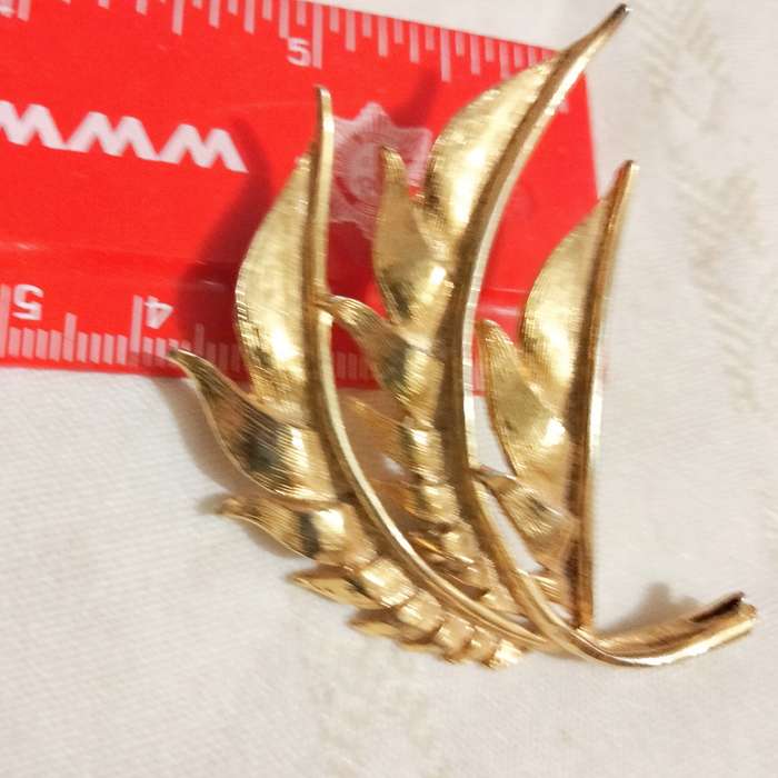 Brooch Leaf prolific Foliate Gold Plated Stunning LOOK AT MY BUY NOW LISTINGS NO WAITING