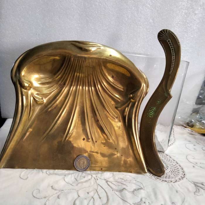Art Deco BRASS DUST PAN 1 Vintage- BELDREY England+1 Brush - showing ware