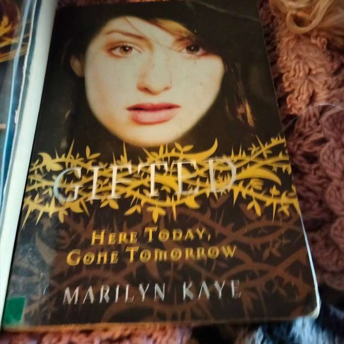 DIVERGENT Veronica Roth PB 2011+ GIFTED PB 2009 Softcover Pre-owned