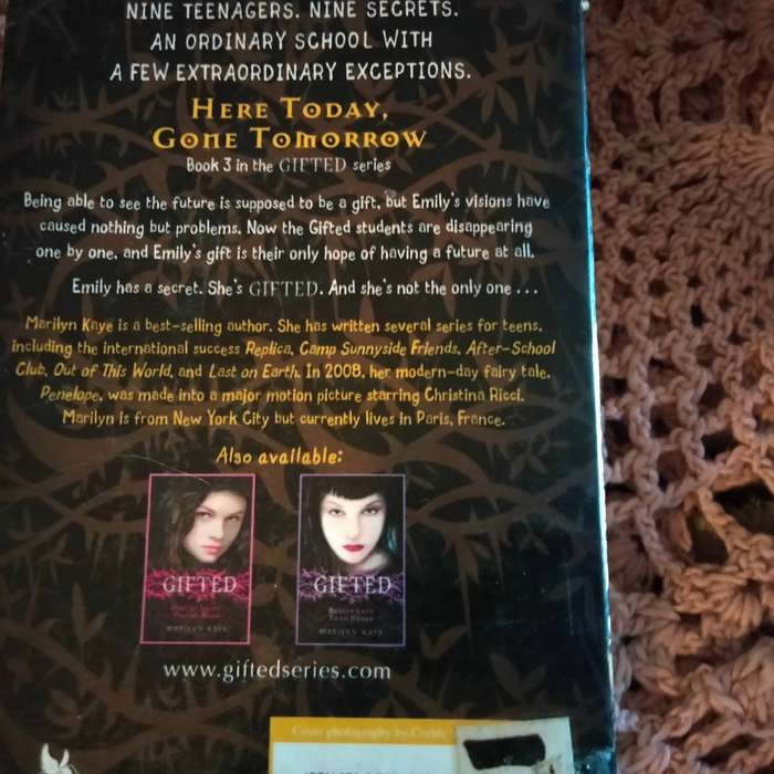 DIVERGENT Veronica Roth PB 2011+ GIFTED PB 2009 Softcover Pre-owned