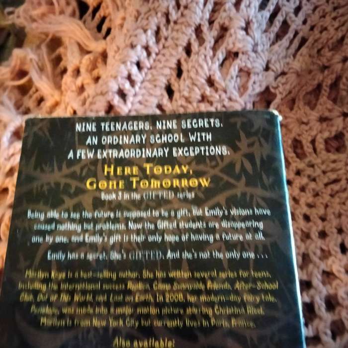 DIVERGENT Veronica Roth PB 2011+ GIFTED PB 2009 Softcover Pre-owned