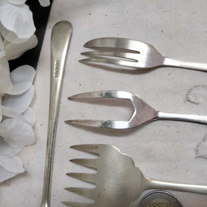 5 table Ware Serving Forks Vintage LOOK At My BUY NOW LISTINGS NO WAITING