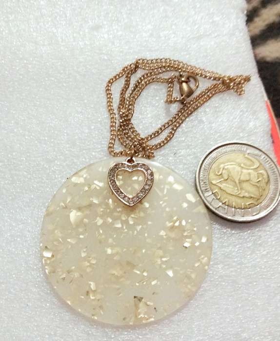 Necklace FASCINATING Pendant  Synthetic gold fleck Disk + small heart charm Modern+chain gold tone