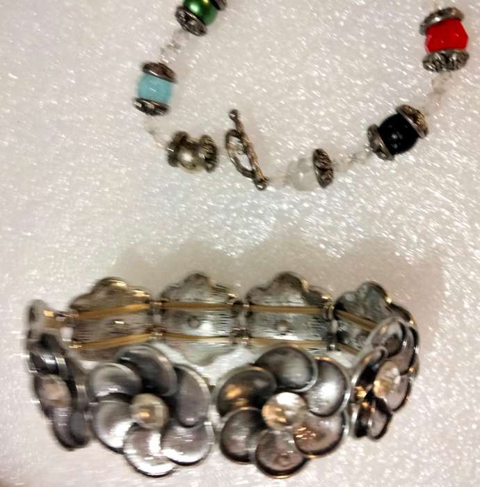 BRACELET 2- Metal stretch flowers middle Crystal+Toggle clasp glass beads+Cross+spacer silver tone