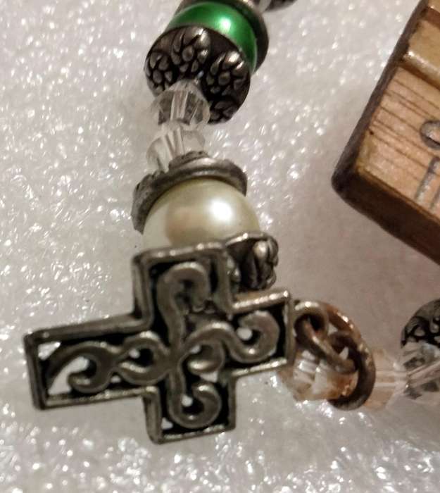 BRACELET 2- Metal stretch flowers middle Crystal+Toggle clasp glass beads+Cross+spacer silver tone