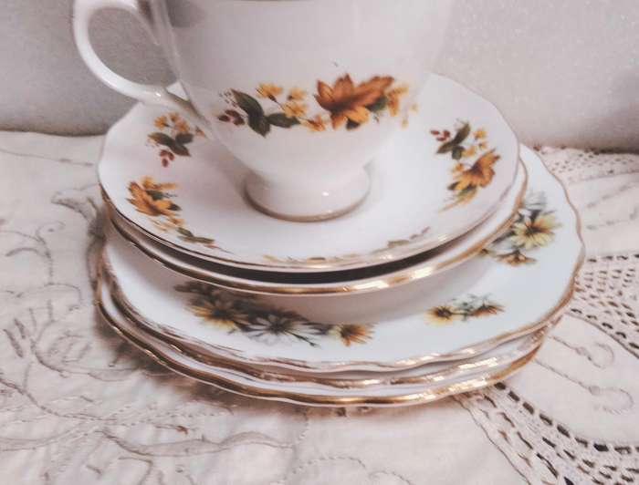 Queen Anne bone china Duo+Colclough 3 side/cake plate+1 saucerLOOK AT MY BUY NOW LISTINGS NO WAITING