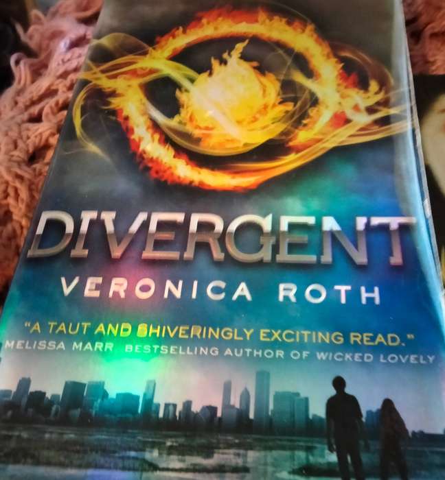 DIVERGENT Veronica Roth PB 2011+ GIFTED PB 2009 Softcover Pre-owned