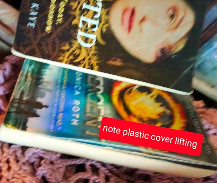 DIVERGENT Veronica Roth PB 2011+ GIFTED PB 2009 Softcover Pre-owned