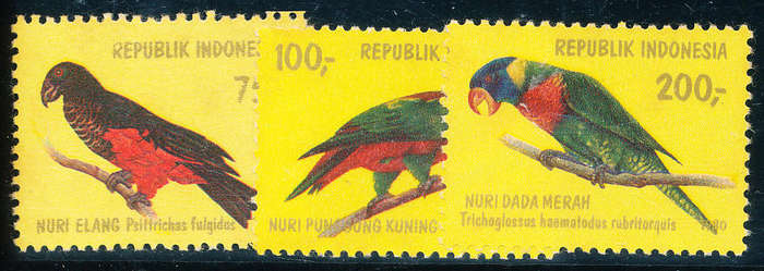 Indonesia - 1980 - Parrots - set of 3 mint unhinged . 1599-1601 .