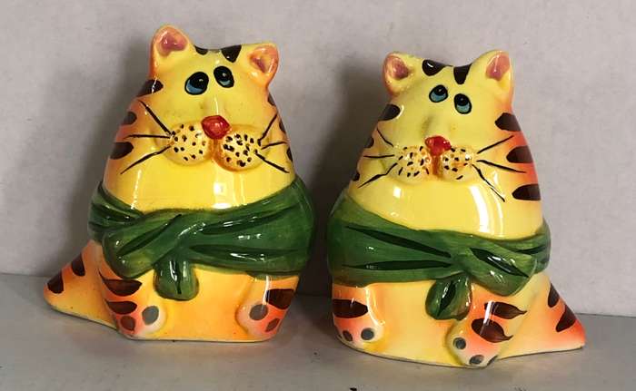 Beautiful Set of Cat Salt and Pepper Shakers