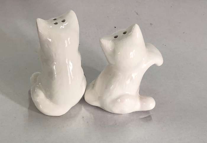 Beautiful Set of Cat Salt and Pepper Shakers - Rim Huggers