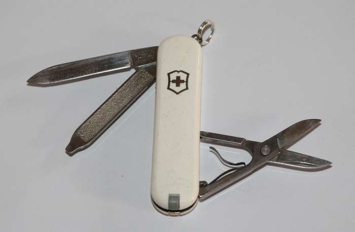 Victorinox - 58mm - Swiss Army Knife - (Classic SD) Hot Mobil logo