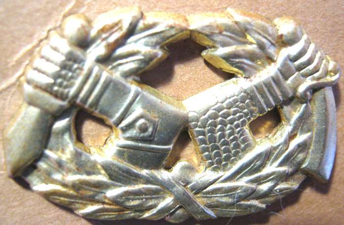 WW2 FINLAND  KARELIEN BRIGADE IN KOUVOLA SHOULDER STRAP BADGE WITH PINS IN GOOD CONDITION