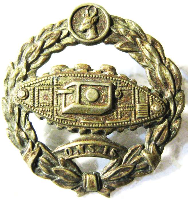 WW2 SOUTH AFRICAN TANK CORPS WHITE METAL BERET BADGE WORN 1941 - 43 WITH LUGS IN GOOD USED CONDITION