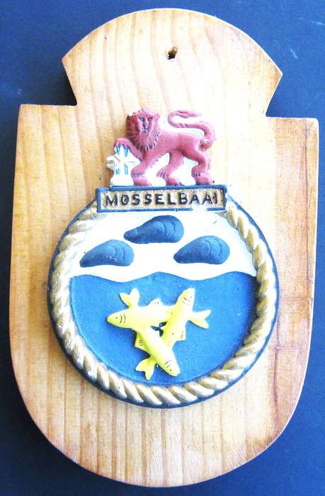 OLD S.A. NAVY SAS MOSSELBAAI PLASTER BADGE ON WOODEN BACKING IN VERY GOOD CONDITION