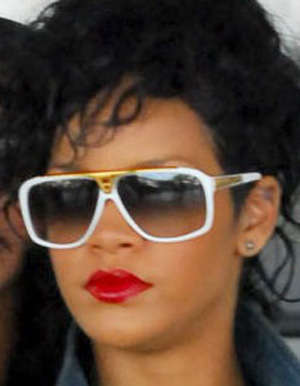 http://3.bp.blogspot.com/-6B5T2fTJf8g/UTBmhZUZB6I/AAAAAAAAABY/ZKPflS9slf4/s1600/rihanna_in_louis_vuitton_evidence_sunglasses1.jpg