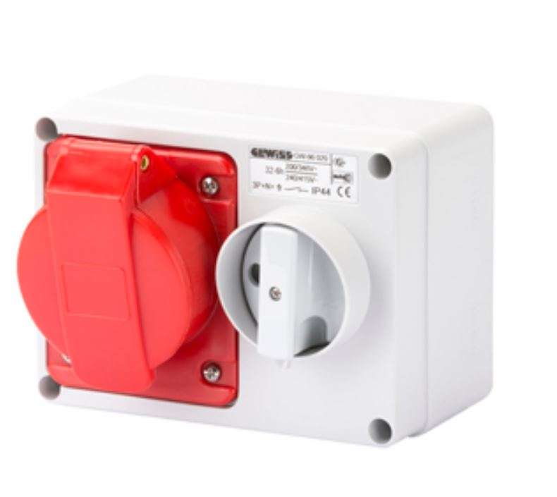 32A 3P+N+E 400V Hor.Interl.Soc.IP44 6H