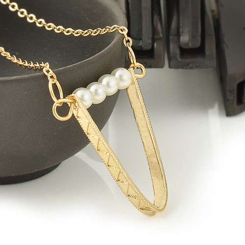 Charming-Women-V-Triangular-Pearls-Pendant-Clavicle-Chain-Choker-Short-Necklace