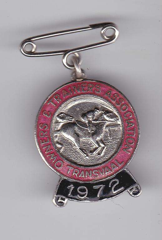 HORSE RACING - OWNERS AND TRAINERS ASSOCIATION BADGE TRANSVAAL 1972 - NO.123