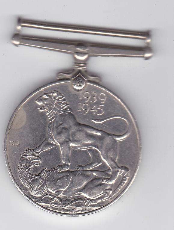 WW II 1939-1945 WAR MEDAL